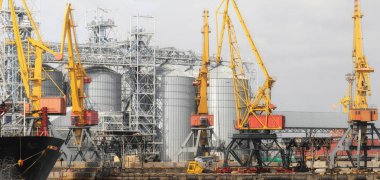 Kaldırma kargo Vinçler, gemi ve deniz Odessa Port, Karadeniz, Ukrayna içinde Tahıl kurutucular