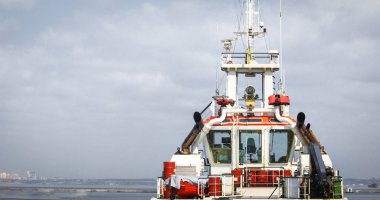 Gemide Kaptan Köprüsü. Tug deniz limanının iskelesinde. Panoramik manzara