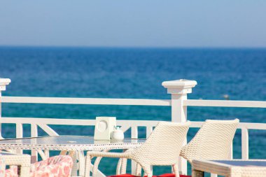  Yunanistan, Santorini. Santorini Cyclades adasında, Ege Denizi sahilinde, su ve iskelede nefes kesen, inanılmaz ve inanılmaz manzarasıyla servis edilen Restoran.