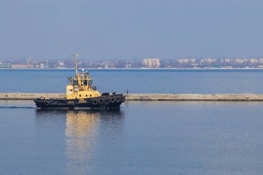 Gökyüzüne karşı deniz suyuna römorkör yelken. Odessa deniz limanı, Ukrayna