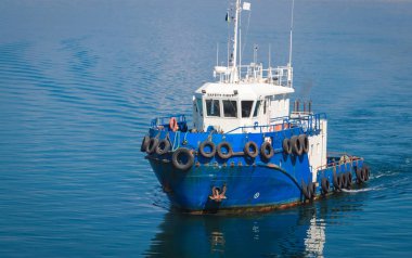 Mavi pilot tekne Odessa limanına girer. Close