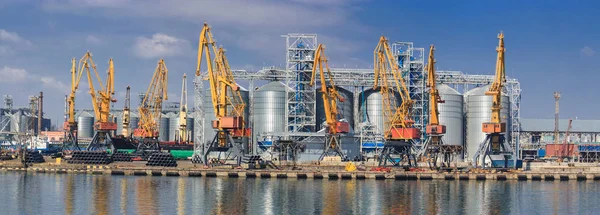 Lifting cargo cranes, ships and grain dryer in Sea Port of Odessa, Black Sea, Ukraine — Stock Photo, Image