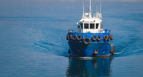 Синій лоцманський катер входить до морського порту Одеси. Закри — стокове фото