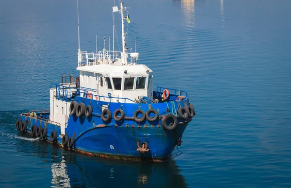 Azul barco piloto entra en el puerto de Odessa. Primer plano — Foto de Stock