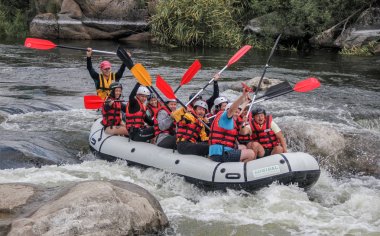 Tara, Karadağ-Haziran 14 2018: rafting ekibi, yaz aşırı su sporu. Bir rafting teknesinde insanlar grubu, nehirde güzel adrenalin yolculuğu.