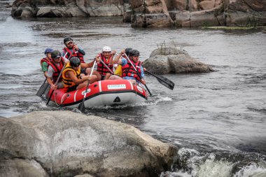 Tara, Karadağ-Haziran 14 2018: rafting ekibi, yaz aşırı su sporu. Bir rafting teknesinde insanlar grubu, nehirde güzel adrenalin yolculuğu.