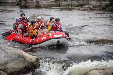 Tara, Karadağ-Haziran 14 2018: rafting ekibi, yaz aşırı su sporu. Bir rafting teknesinde insanlar grubu, nehirde güzel adrenalin yolculuğu.