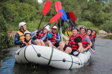 Kiulu sabah Malezya-Temmuz 21, 2018: rafting ekibi, yaz aşırı su sporu. Kiulu Nehri sabah Malezya Borneo 'da beyaz su rafting aktivitesi yapan maceracı bir grup. Nehir için popüler