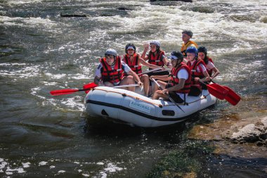 Sun Kosi Harkapur/Nepal yakınlarındaki-30 Ağustos 2018: Nepal 'deki DUDH Koshi 'de Whitewater Rafting. Nehirde 4-5 sınıf akıntılar var. Nehir üzerinde kano rafting ve kürek insanlar grubu