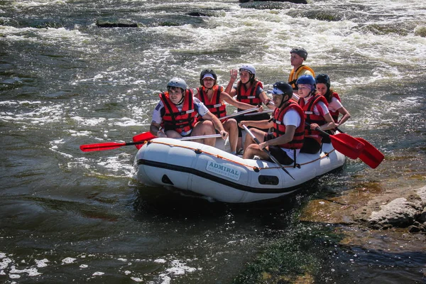 Sun kosi near harkapur / nepal - 30. August 2018: Wildwasser-Rafting auf dem dudh koshi in nepal. Der Fluss hat Stromschnellen der Klasse 4-5. Gruppe von Leuten Wildwasser Rafting und Rudern auf dem Fluss — Stockfoto