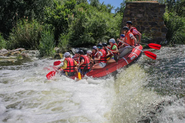 Tara, montenegro - 14. juni 2018: rafting team, sommer extremer wassersport. Gruppe von Menschen in einem Raftingboot, schöne Adrenalinfahrt den Fluss hinunter. — Stockfoto