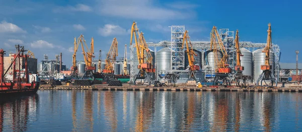 Kaldırma kargo Vinçler, gemi ve deniz Odessa Port, Karadeniz, Ukrayna içinde Tahıl kurutucular