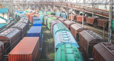 Odessa limanında içi metal ve tahıl dolu vagonlar. Trenler kargo terminalinde yükleme için sırada bekliyor. Demiryolu taşımacılığı için en ekonomik lojistik çözümler