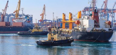 Kargo gemisi yardım römorkör Odessa, Ukrayna Limanı içine manevra. Malların işlenmesi ve ticari liman çalışmaları.