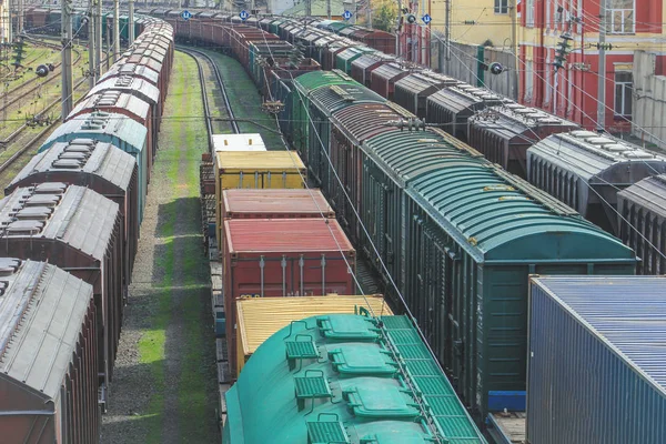 Odessa limanında içi metal ve tahıl dolu vagonlar. Trenler kargo terminalinde yükleme için sırada bekliyor. Demiryolu taşımacılığı için en ekonomik lojistik çözümler