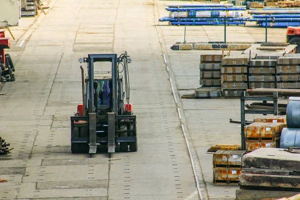 Forklift limanda açık bir depoda çalışıyor. Malların taşınması ve lojistik merkezinin çalışmaları.