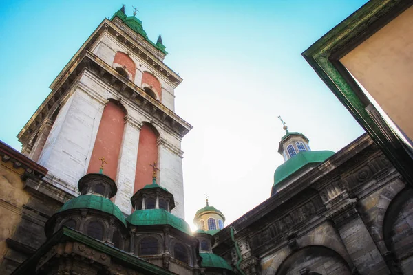 Lviv veronderstelling van de Heilige Maagd Mariakerk toren van Korniakt lage hoek uitzicht. Concept-reizen, monumenten, monument van de architectuur, Werelderfgoed. — Stockfoto