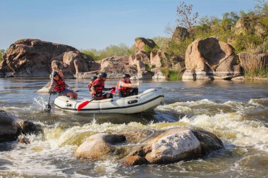 Pacuare Nehri, Kosta Rika - 14 Mart 2019: Rafting takımı, yaz ekstrem su sporları. Rafting teknesinde bir grup insan, nehirde güzel bir adrenalin gezisi..
