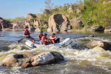 Pacuare Nehri, Kosta Rika - 14 Mart 2019: Rafting takımı, yaz ekstrem su sporları. Rafting teknesinde bir grup insan, nehirde güzel bir adrenalin gezisi..