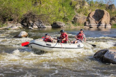 Pacuare Nehri, Kosta Rika - 14 Mart 2019: Rafting takımı, yaz ekstrem su sporları. Rafting teknesinde bir grup insan, nehirde güzel bir adrenalin gezisi..