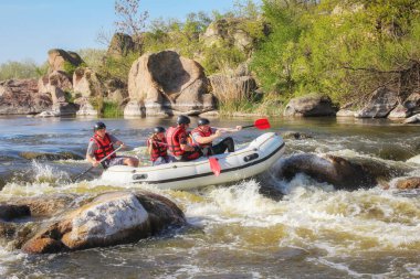 Pacuare Nehri, Kosta Rika - 14 Mart 2019: Rafting takımı, yaz ekstrem su sporları. Rafting teknesinde bir grup insan, nehirde güzel bir adrenalin gezisi..