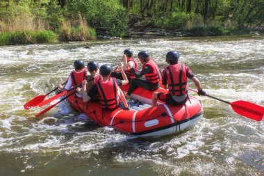  Rafting takımı, yaz ekstrem su sporları. Rafting teknesinde bir grup insan, Pacuare Nehri, Kosta Rika aşağı güzel adrenalin yolculuğu.