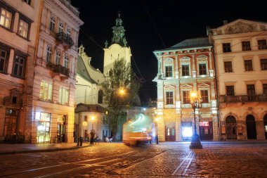 Geceleri Lviv panoraması. Avrupa ortaçağ kentinin gece sokak görünümü. Geceleri Lviv Market meydanı. Konsept - seyahat, simgesel yapılar, mimari anıt, dünya mirası. Uzun pozlama
