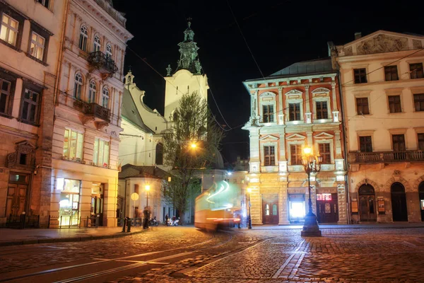 Panorama de Lviv por la noche. Vista de la calle nocturna de la ciudad medieval europea. Plaza del Mercado de Lviv por la noche. Concepto - viajes, monumentos, monumento de la arquitectura, patrimonio de la humanidad. Larga exposición —  Fotos de Stock