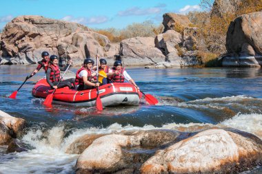 Pacuare Nehri, Kosta Rika - 14 Mart 2019: Rafting takımı, yaz ekstrem su sporları. Rafting teknesinde bir grup insan, nehirde güzel bir adrenalin gezisi..