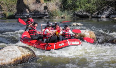 Pacuare Nehri, Kosta Rika - 14 Mart 2019: Rafting takımı, yaz ekstrem su sporları. Rafting teknesinde bir grup insan, nehirde güzel bir adrenalin gezisi..