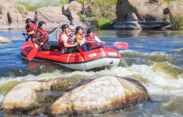 Pacuare Nehri, Kosta Rika - 14 Mart 2019: Rafting takımı, yaz ekstrem su sporları. Rafting teknesinde bir grup insan, nehirde güzel bir adrenalin gezisi..