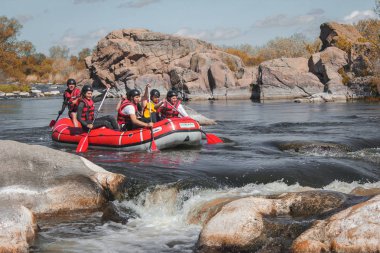 Tara, Karadağ-Haziran 14 2018: rafting ekibi, yaz aşırı su sporu. Bir rafting teknesinde insanlar grubu, nehirde güzel adrenalin yolculuğu.
