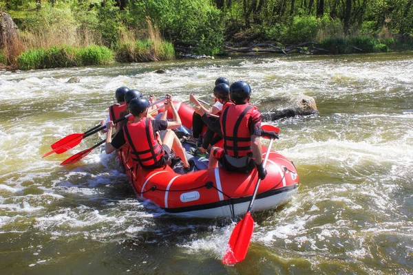 Equipo de rafting, deporte acuático extremo de verano. Grupo de personas en un bote de rafting, hermoso paseo con adrenalina por el río Pacuare, Costa Rica . —  Fotos de Stock