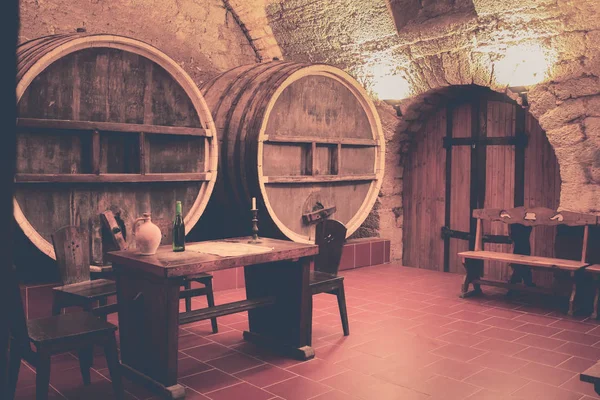 Velhos barris de carvalho numa antiga adega. Antiga adega no castelo ancestral para degustação de vinhos. Século tradição de produção de vinho — Fotografia de Stock