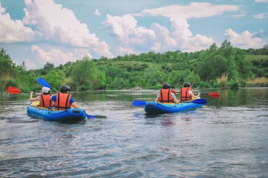 Gençler nehirde beyaz su kayağı, turistik yerlerde ekstrem ve eğlenceli sporlar yapmayı severler. Pivdennyi Buh Nehri 'nde rafting. Aktif maceracı insanlar nehir boyunca