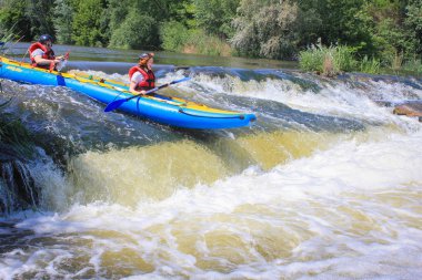Pacuare Nehri, Kosta Rika - 14 Mart 2019: Genç çift, nehirde beyaz su kayağı, turistik mekanlarda aşırı ve eğlenceli sporların keyfini çıkarıyor. Nehir boyunca aktif macera çift. Aşırı rafting