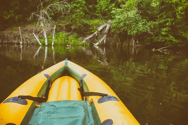 Sárga orrú csónak az Amazonas folyó csendes vizén. Highland és az erdők keretezik a hátteret. Koncepció - egzotikus helyek, járhatatlan dzsungel, utazás. — Stock Fotó