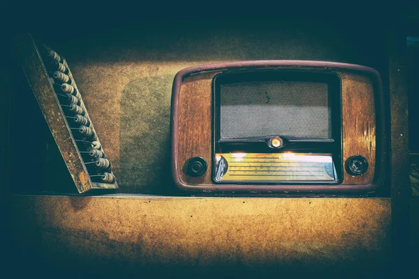 Objecten interieur van de woonkamer uit de tijd van de Sovjet-Unie. Oude radio en calculator op de plank gemaakt in de USSR. Geluiden en grote korrel-stilering onder de film — Stockfoto