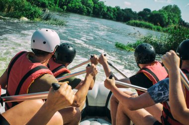  Rafting takımı, yaz ekstrem su sporları. Rafting teknesinde bir grup insan, nehirden aşağı güzel adrenalin yolculuğu. Geri görünüm. Pov
