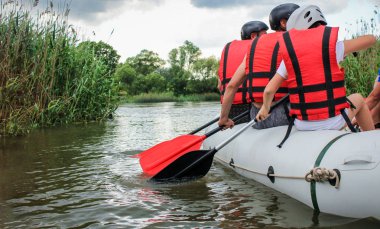  Rafting takımı, yaz ekstrem su sporları. Rafting teknesinde bir grup insan, nehirden aşağı güzel adrenalin yolculuğu. Geri görünüm. Pov