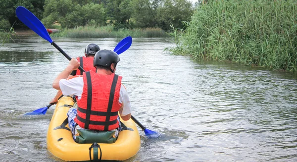 Jeune couple profiter du kayak d'eau vive sur la rivière, sport extrême et amusant à l'attraction touristique. Couple aventure actif le long de la rivière — Photo