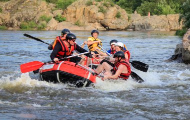 Mygiya / Ukrayna - 26 Haziran 2018: Nehirde rafting yapılan genç insan, turistik mekanlarda aşırı ve eğlenceli bir spor. Pivdennyi Buh Nehri üzerinde Rafting