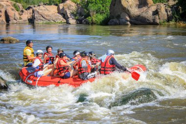 Pacuare Nehri, Kosta Rika - 14 Mart 2019: Rafting takımı, yaz ekstrem su sporları. Rafting teknesinde bir grup insan, nehirde güzel bir adrenalin gezisi..