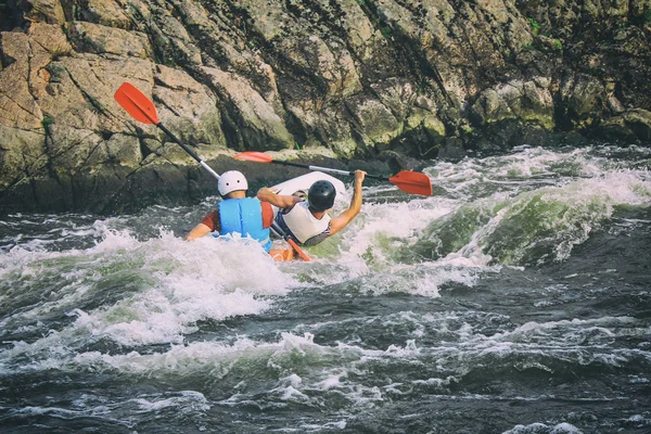 Kayakers harcol a fehér víz egy Pivdenny bug folyón. Ők és a kajak is essek át a vad víz. — Stock Fotó