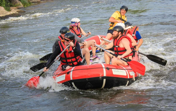 Mygiya/Ukraina-Czerwiec 26 2018: młoda osoba rafting na rzece, ekstremalne i zabawy sportu w atrakcja turystyczna. Rafting na rzece Pivdennyi buh — Zdjęcie stockowe