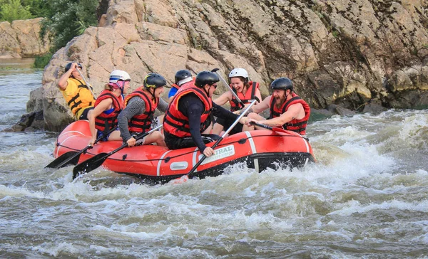 Pacuare River, Costa Rica - March 14 2019: Rafting team, summer extreme water sport. Группа людей на рафтинге, красивая прогулка на адреналине по реке. — стоковое фото