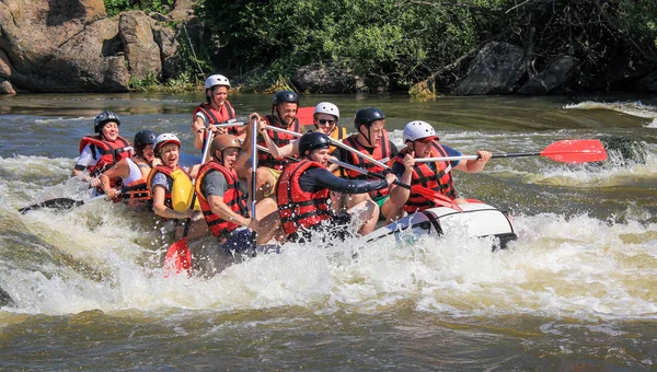 Pacuare River, Costa Rica - 14. März 2019: Rafting-Team, Sommer Extremwassersport. Gruppe von Leuten in einem Raftingboot, schöne Adrenalinfahrt den Fluss hinunter. — Stockfoto