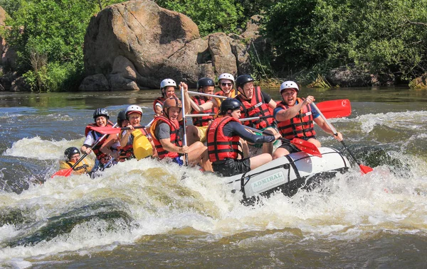 Pacuare River, Costa Rica - March 14 2019: Rafting team, summer extreme water sport. Группа людей на рафтинге, красивая прогулка на адреналине по реке. — стоковое фото