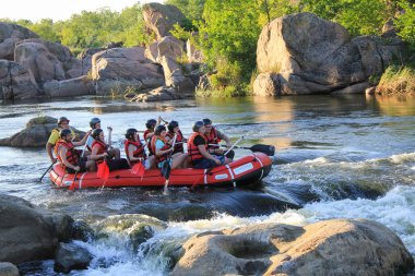 Harkapur yakınlarındaki Sun Kosi / Nepal - 30 Ağustos 2018: Nepal'de Dudh Koshi'de Rafting. Rafting takımı, yaz ekstrem su sporları. Bir grup insan nehirde rafting ve kürek