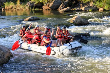 Chiang Mai, Tayland - 12 Mayıs 2018 : Chiang Mai, Tayland'daki Maetang Nehri'nin akıntılarında rafting. Maetang nehri Tayland'ın en tehlikeli nehirlerinden biridir..